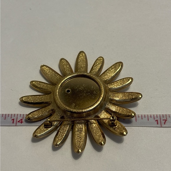 🛍️3 for $25🛍️ Avon Gold Tone White Enamel Floral Perfume Brooch 2-5/8” - Picture 8 of 8